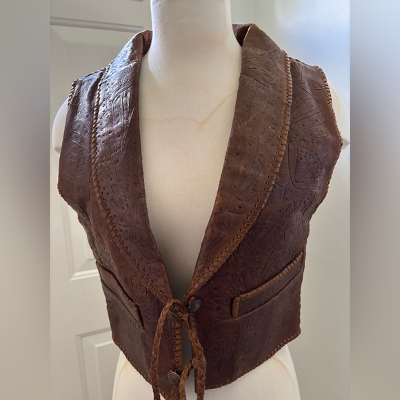 alan micheal USA Hand tool leather vest. Whipstitch detail